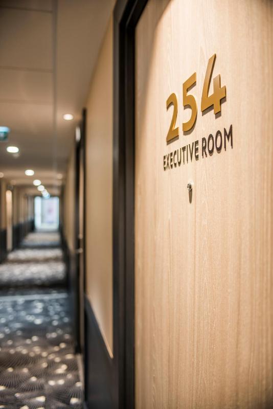 Executive Queen Room image 2