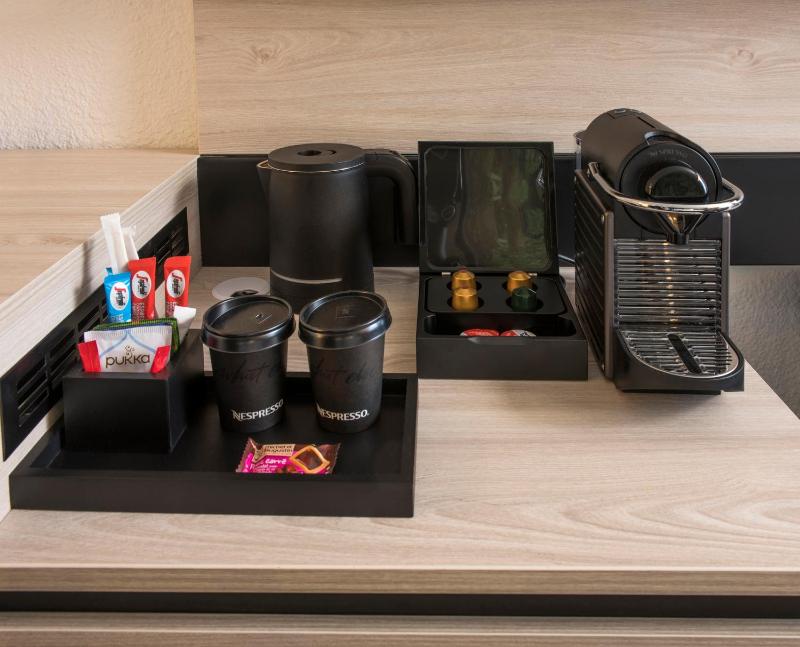 Superior Queen Room with Sofa image 2