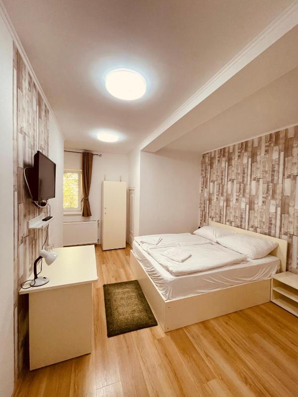 Economy Double Room image 3