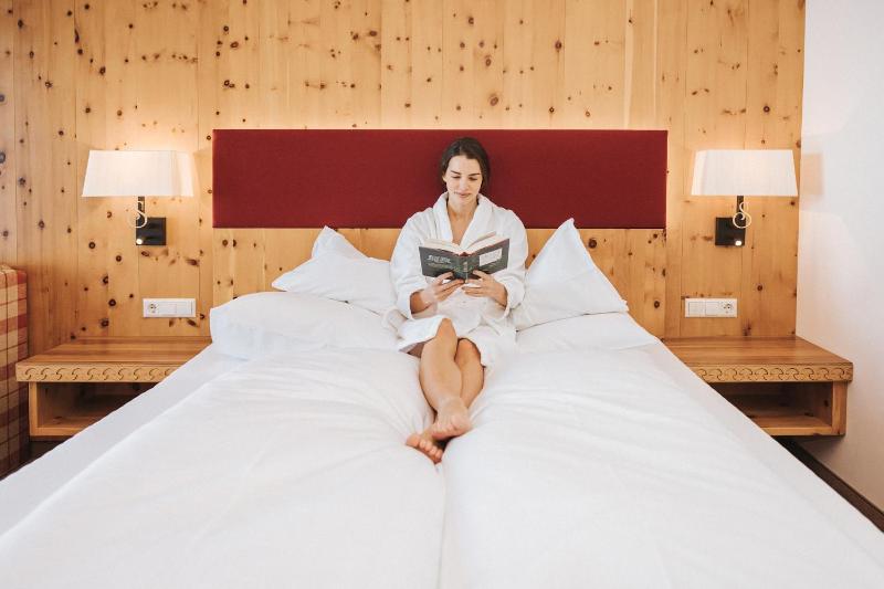 Deluxe Double Room with Extra Bed image 3