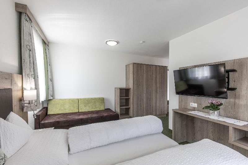 Apartment with Balcony (4-6 Adults) image 4