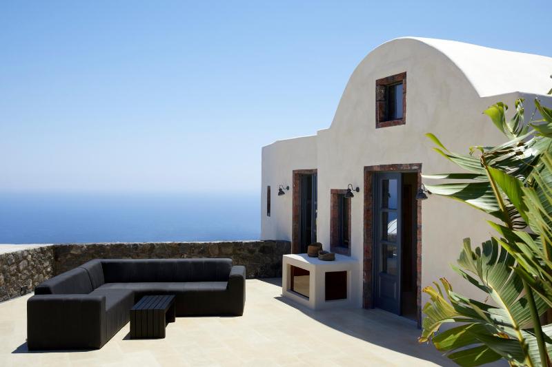Cavalieros Honeymoon Villa with Private Heated Pool and Caldera View image 3