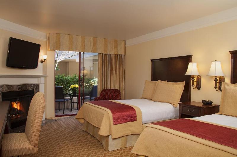Deluxe Queen Room with Two Queen Beds and Courtyard View - Non-Smoking image 2