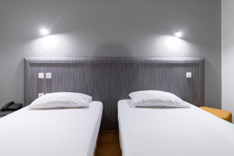 Twin Room image 4