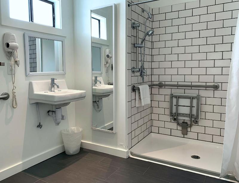 Queen Room - Disability Access image 4