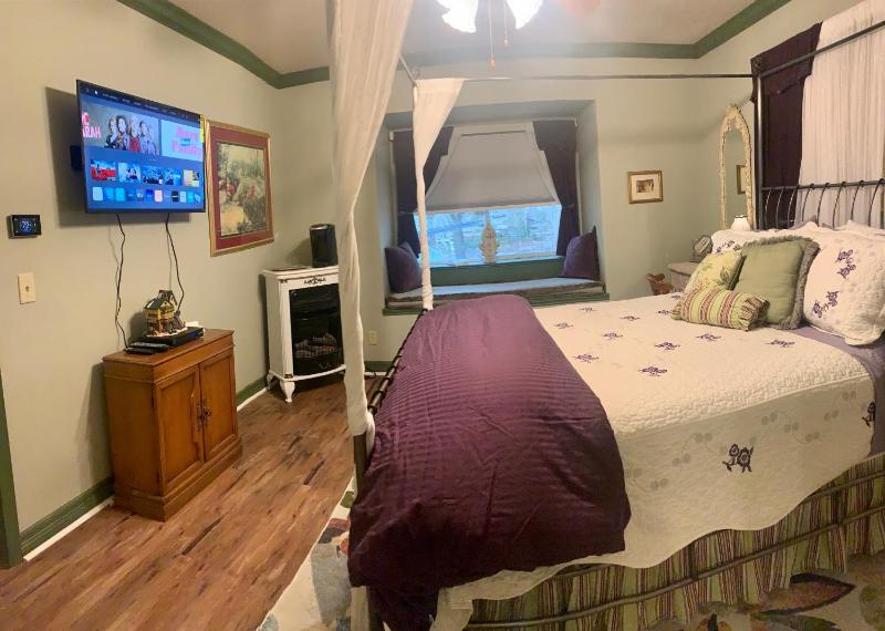 Queen Room with Garden View image 3