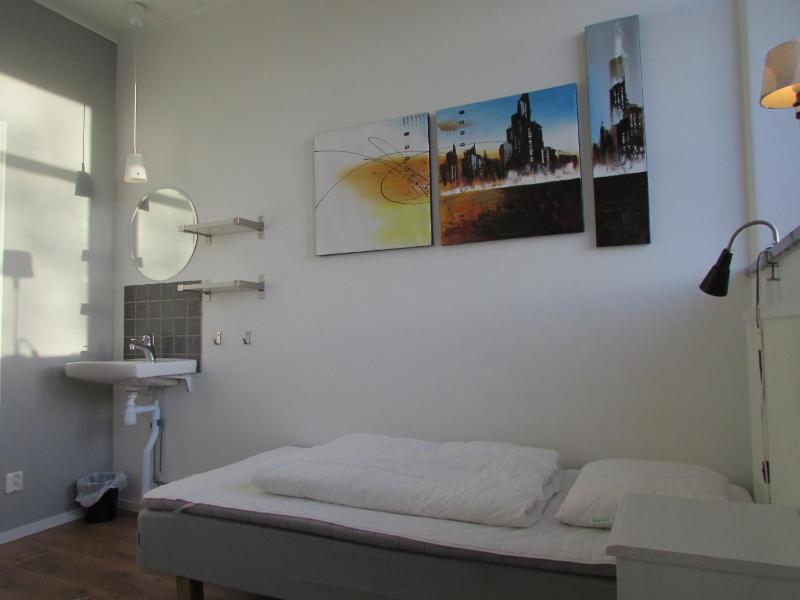 Budget Twin Room image 4
