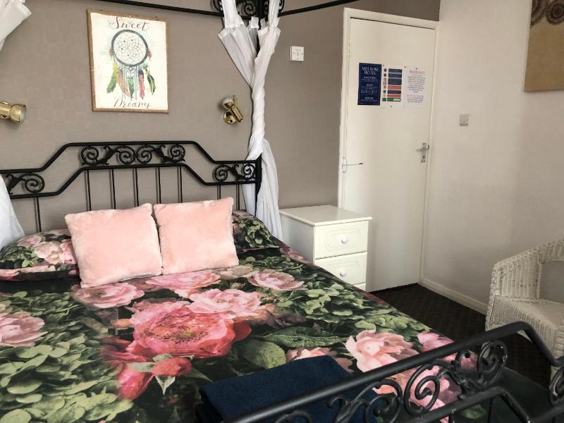 Standard King Room image 2