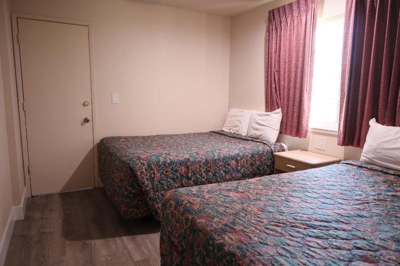 Deluxe Family Room image 2