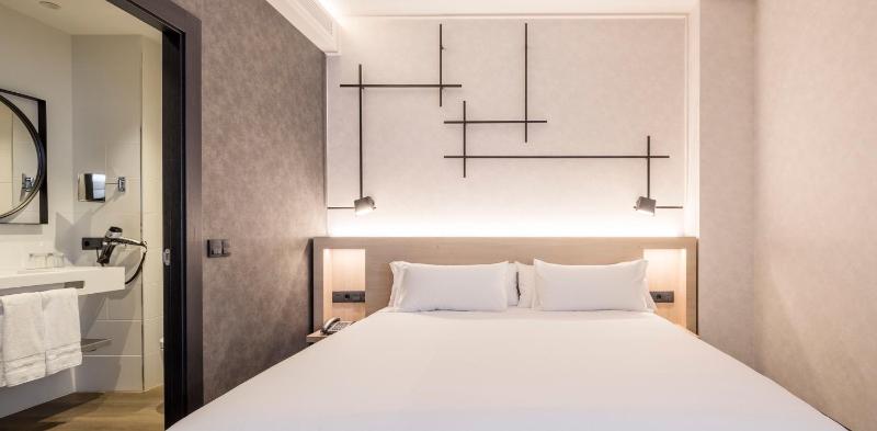 Deluxe Room image 2