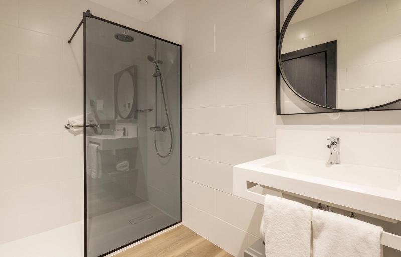 Deluxe Room image 3