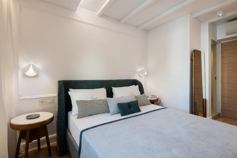 Deluxe Double Room image 4