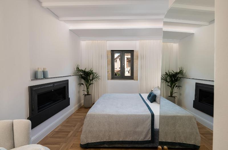 Deluxe Double Room image 2
