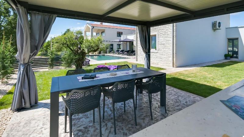 Villa Lavanda by Villas Holiday - image 9