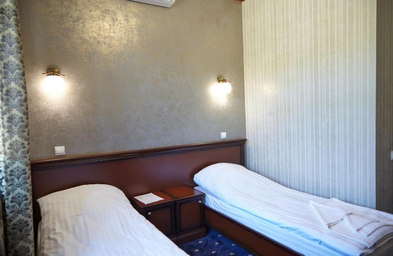 Twin Room image 4