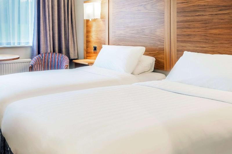 Twin Room - Non-Smoking image 4