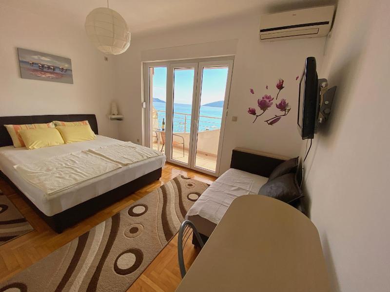 Studio with Balcony and Sea View (2 Adults + 1 Child) image 4
