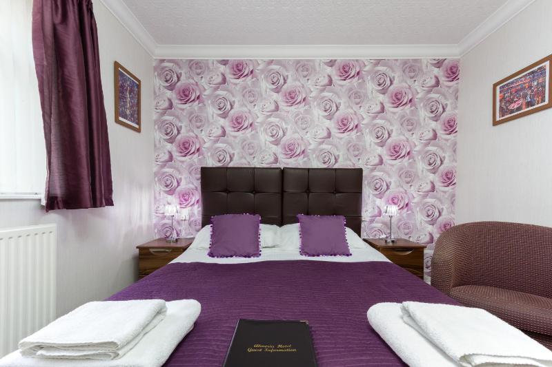 Twin Room with Private Bathroom image 3