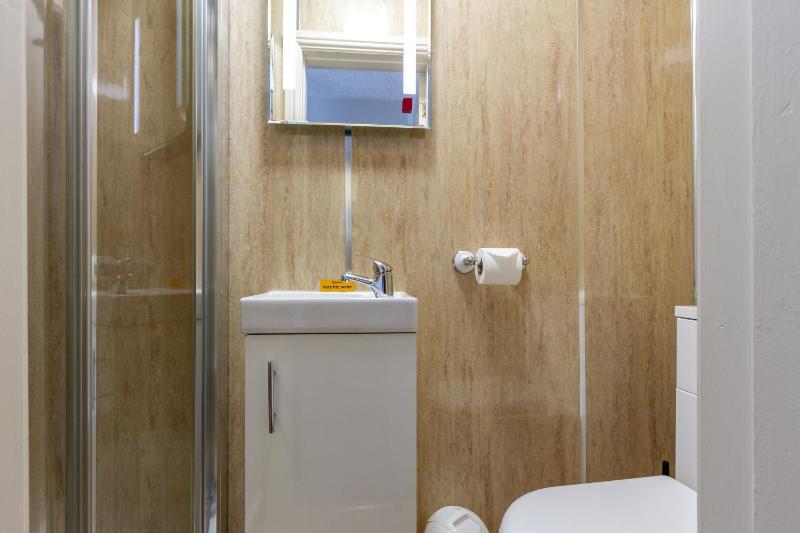 Single Room image 4