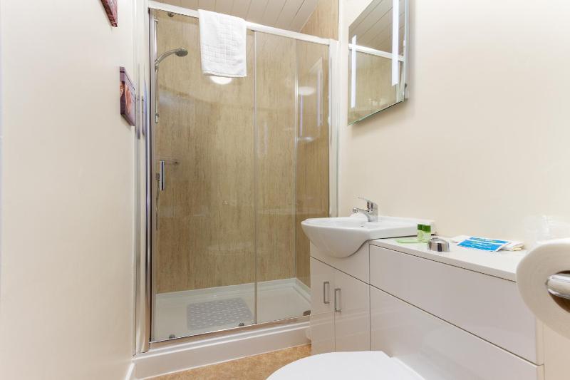 Twin Room with Private Bathroom image 2