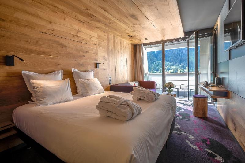 Superior Room with sofa and balcony – Mont-Blanc Range view image 1