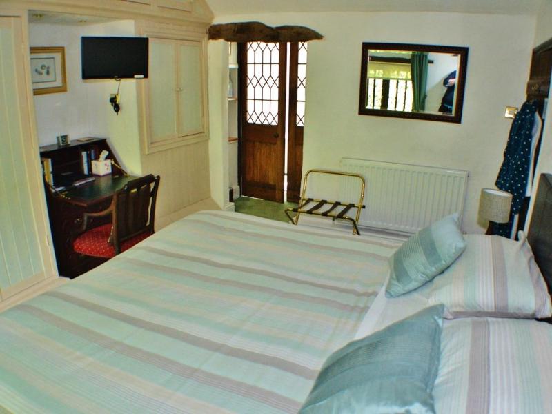 Standard Double Room image 4