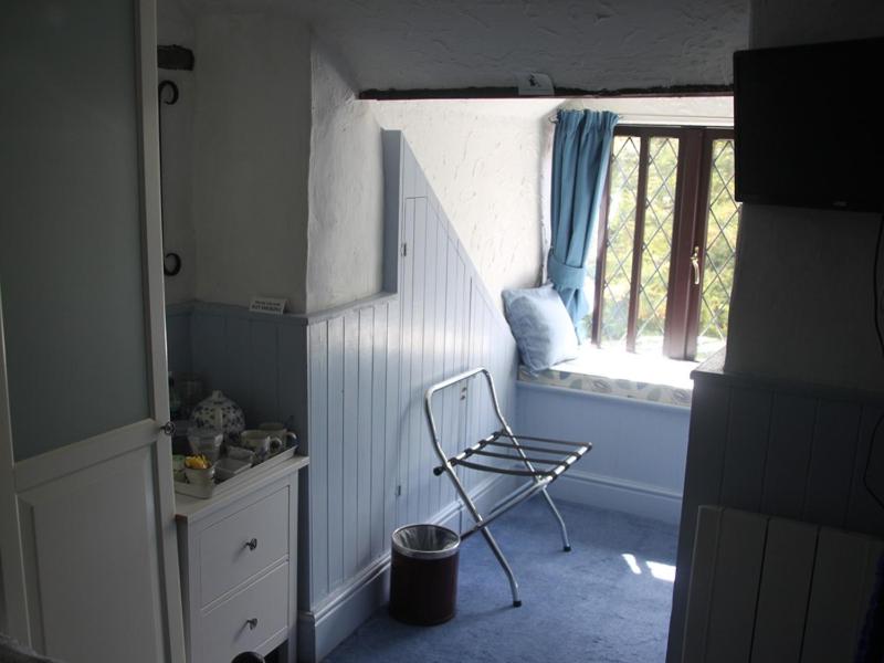 Single Room with Shower image 4