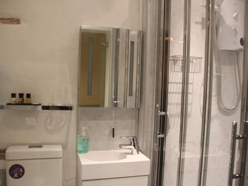 Single Room with Shower image 3