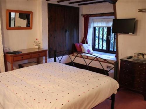 Double Room with Private Bathroom image 3