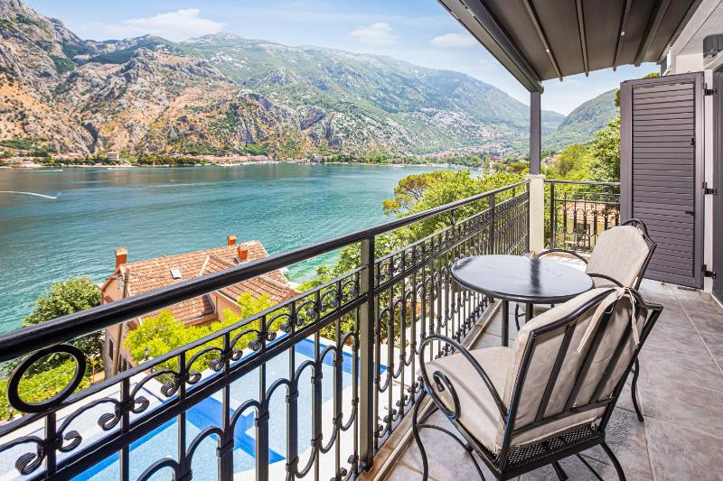 One-Bedroom Apartment with Balcony and Sea View image 3