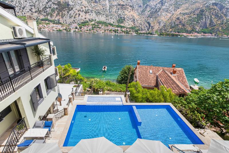 One-Bedroom Apartment with Balcony and Sea View image 2