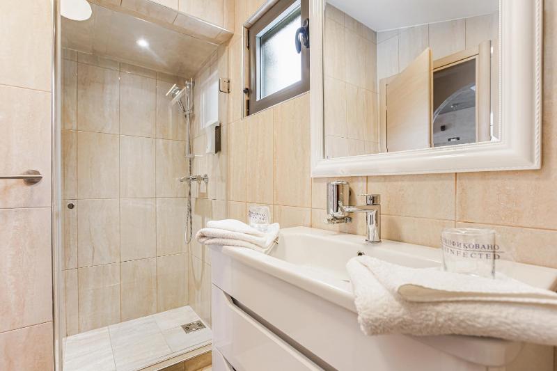 One-Bedroom Apartment with Balcony and Sea View image 4