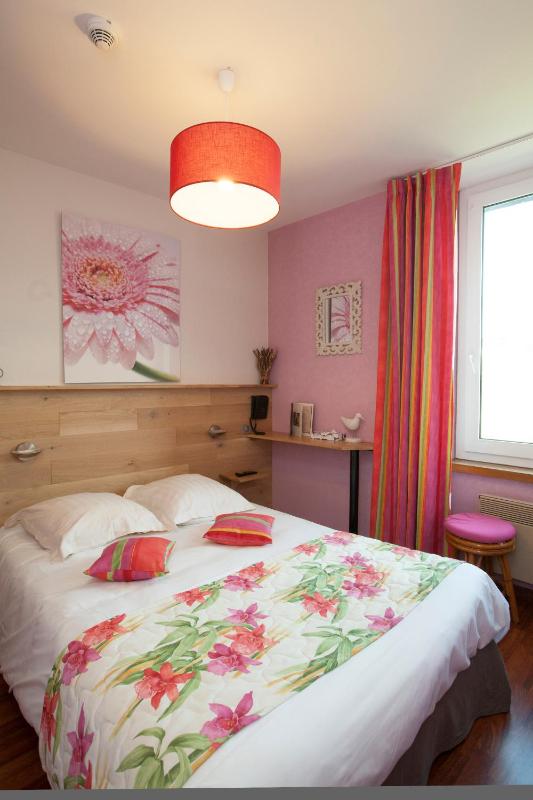Standard Double Room image 4