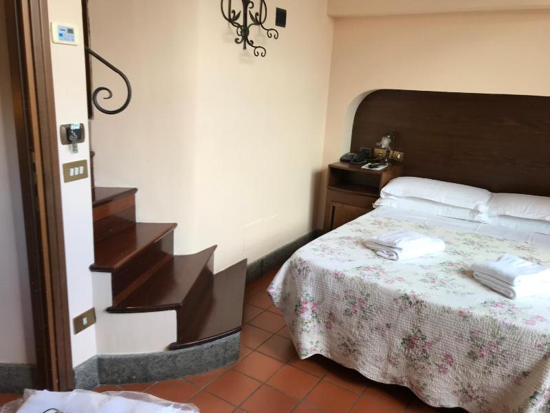 Double Room with Balcony image 3
