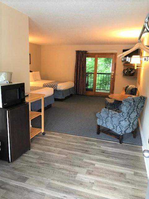 Queen Room with Two Queen Beds Creekside image 2