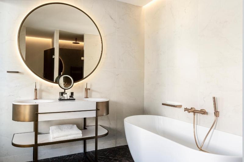 Presidential Suite with Terrace and Hot Tub image 2