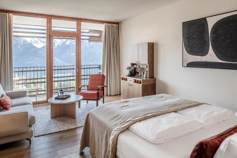 Deluxe Double Room with Balcony image 4