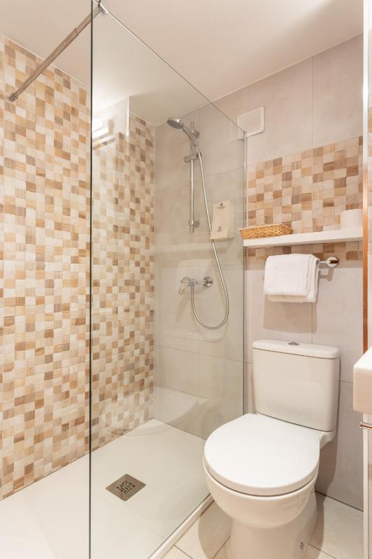 Classic Double Room image 4