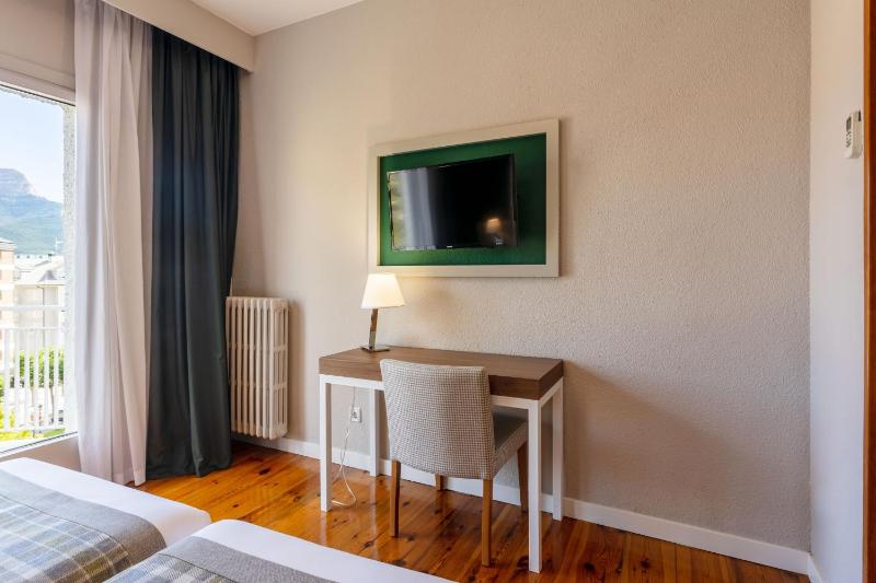 Classic Double Room image 2