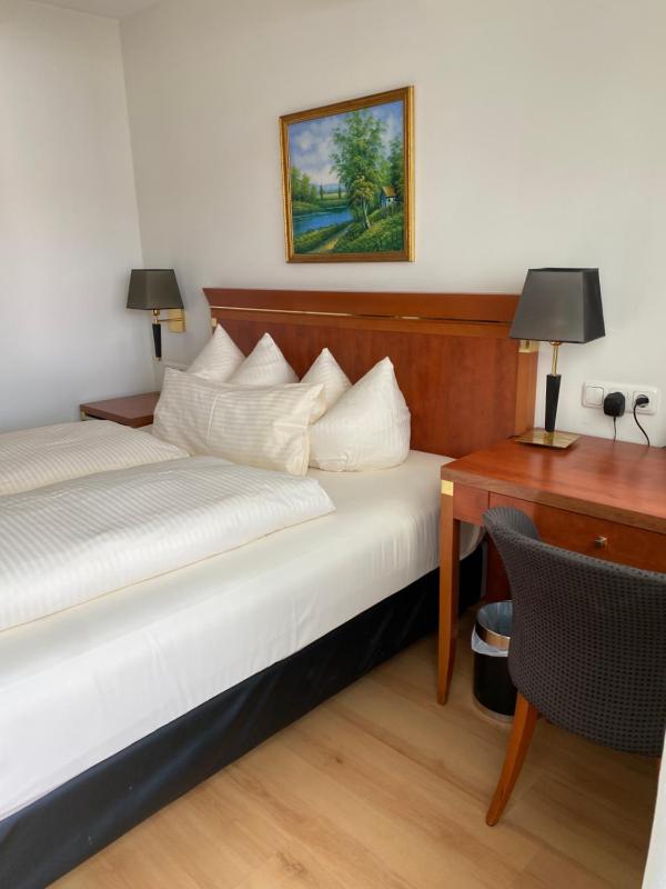 Double or Twin Room image 4