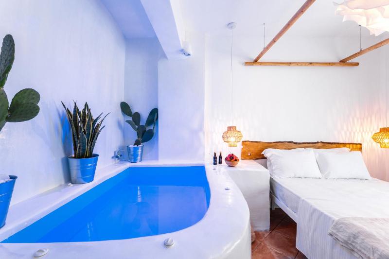 King Suite with Spa Bath image 2