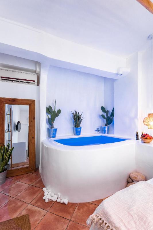 King Suite with Spa Bath image 3