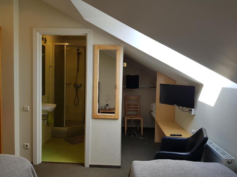 Economy Twin Room image 4