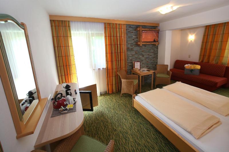 Classic Double Room with Balcony image 4