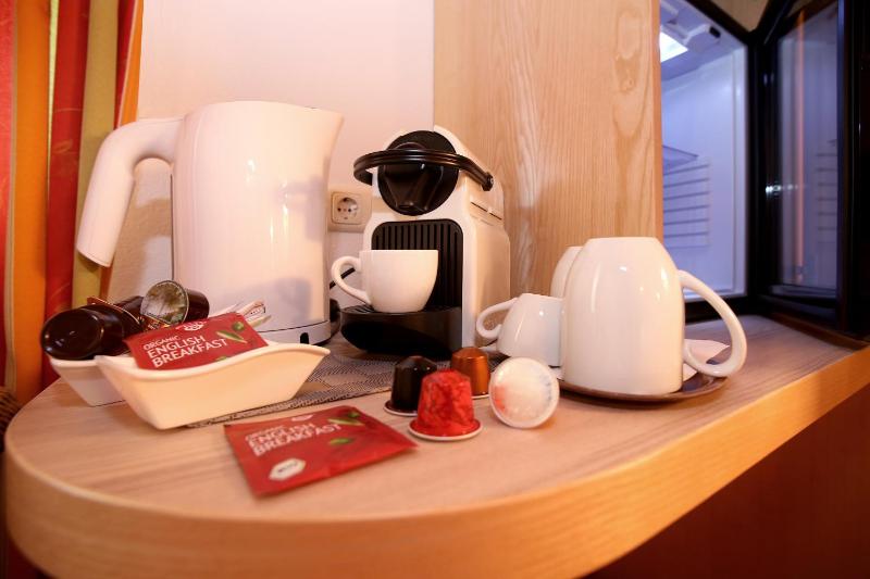Classic Double Room with Balcony image 3