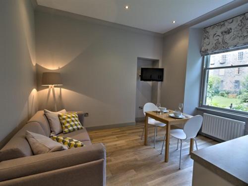 One-Bedroom Standard Apartment image 2