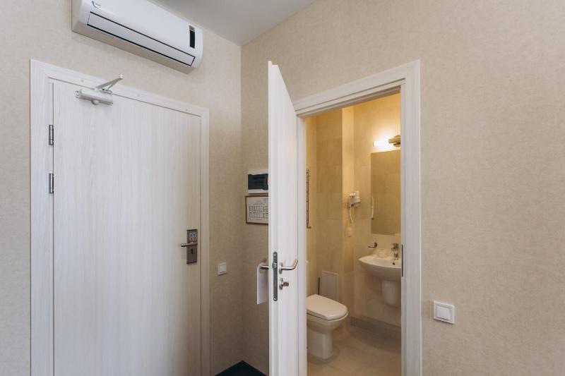 Double or Twin Room image 4