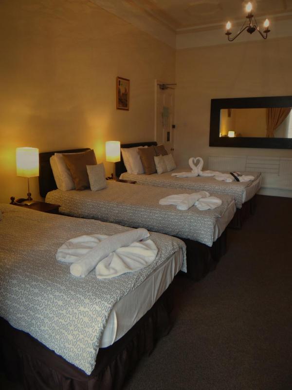Quadruple Room image 2