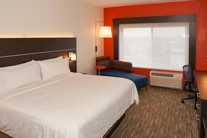 Standard King Room image 3