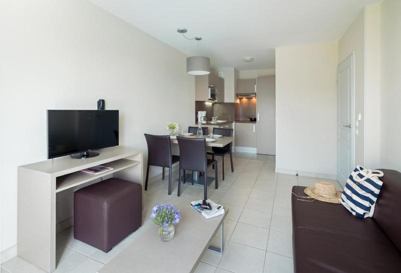 One-Bedroom Apartment with City View image 3
